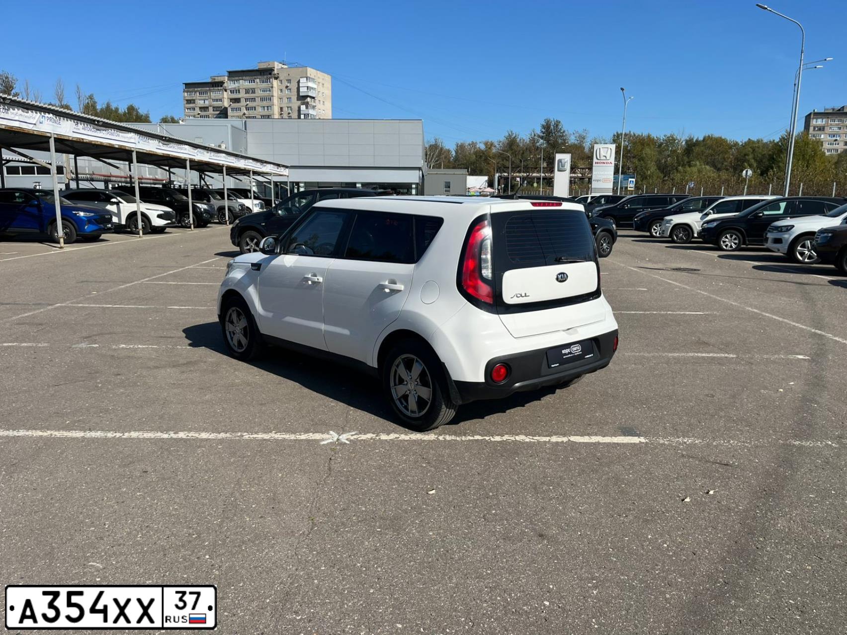 Фото автомобиля KIA SOUL, 2018 — госномер А354ХХ37. Цвет: БЕЛЫЙ