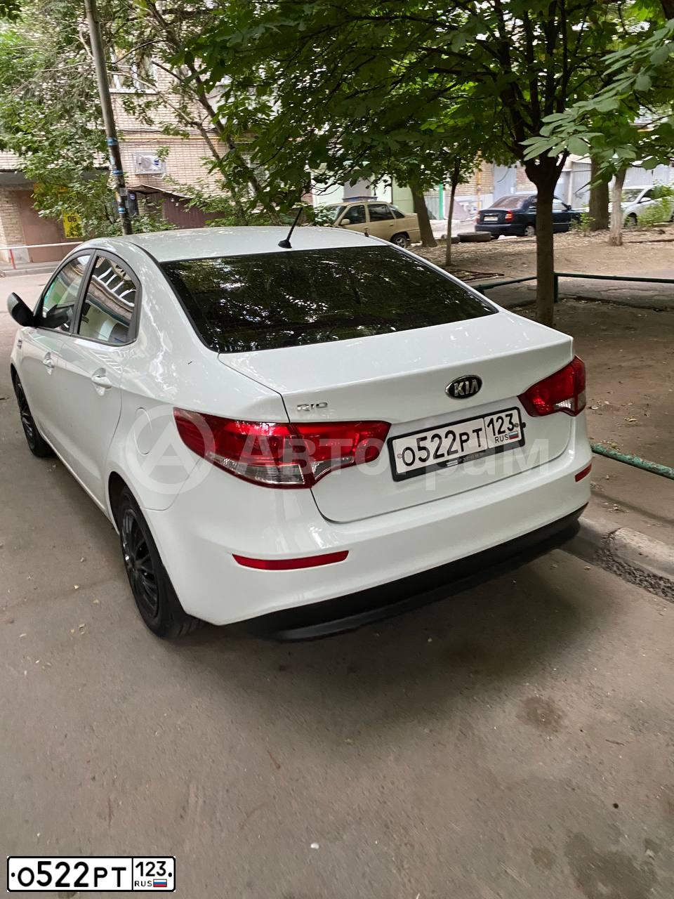 Фото автомобиля KIA RIO, 2016 — госномер О522РТ123. Цвет: БЕЛАЯ