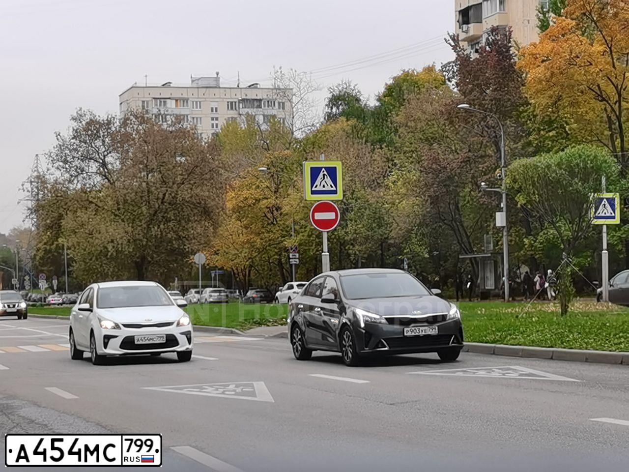 Фото автомобиля KIA RIO, 2018 — госномер А454МС799. Цвет: БЕЛЫЙ