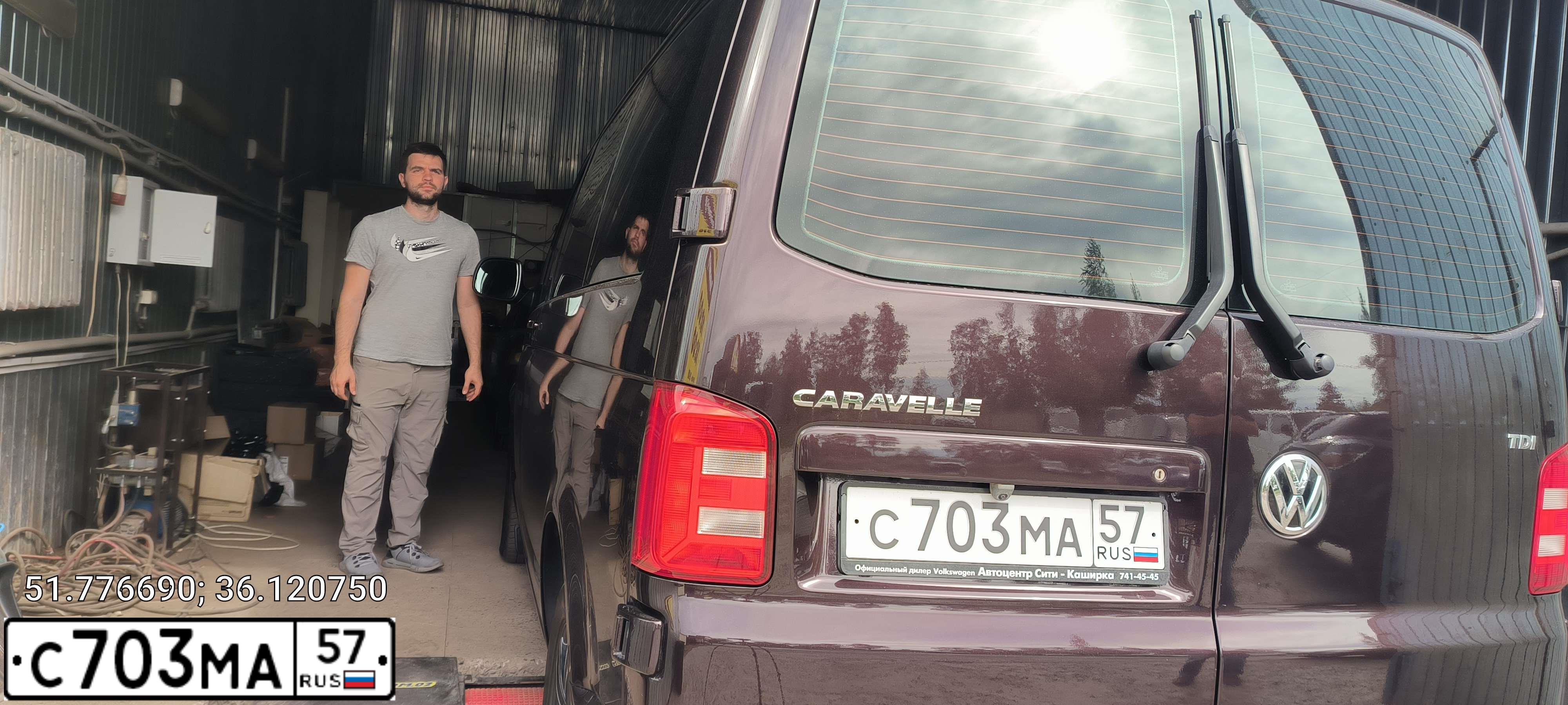 Фото автомобиля VOLKSWAGEN CARAVELLE, 2015 — госномер А757ВЕ750. Цвет: ТЕМНО-БОРДОВЫЙ