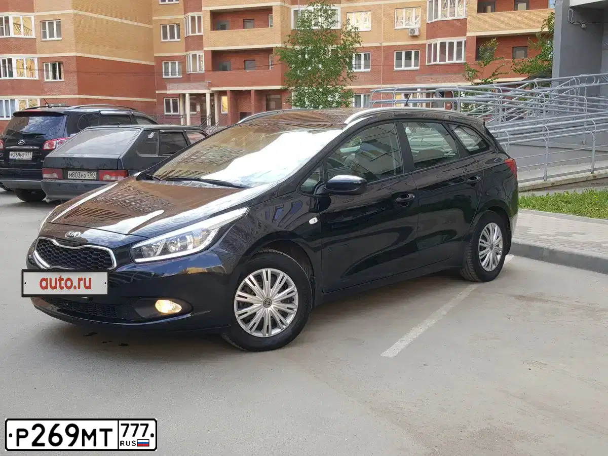 Фото автомобиля HYUNDAI SANTA FE, 2012 — госномер Р269МТ777. Цвет: СИНИЙ