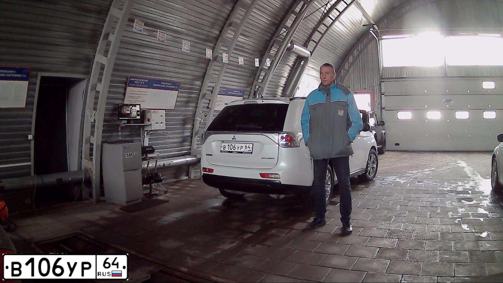 Фото автомобиля MITSUBISHI OUTLANDER, 2012 — госномер В106УР64. Цвет: Белый