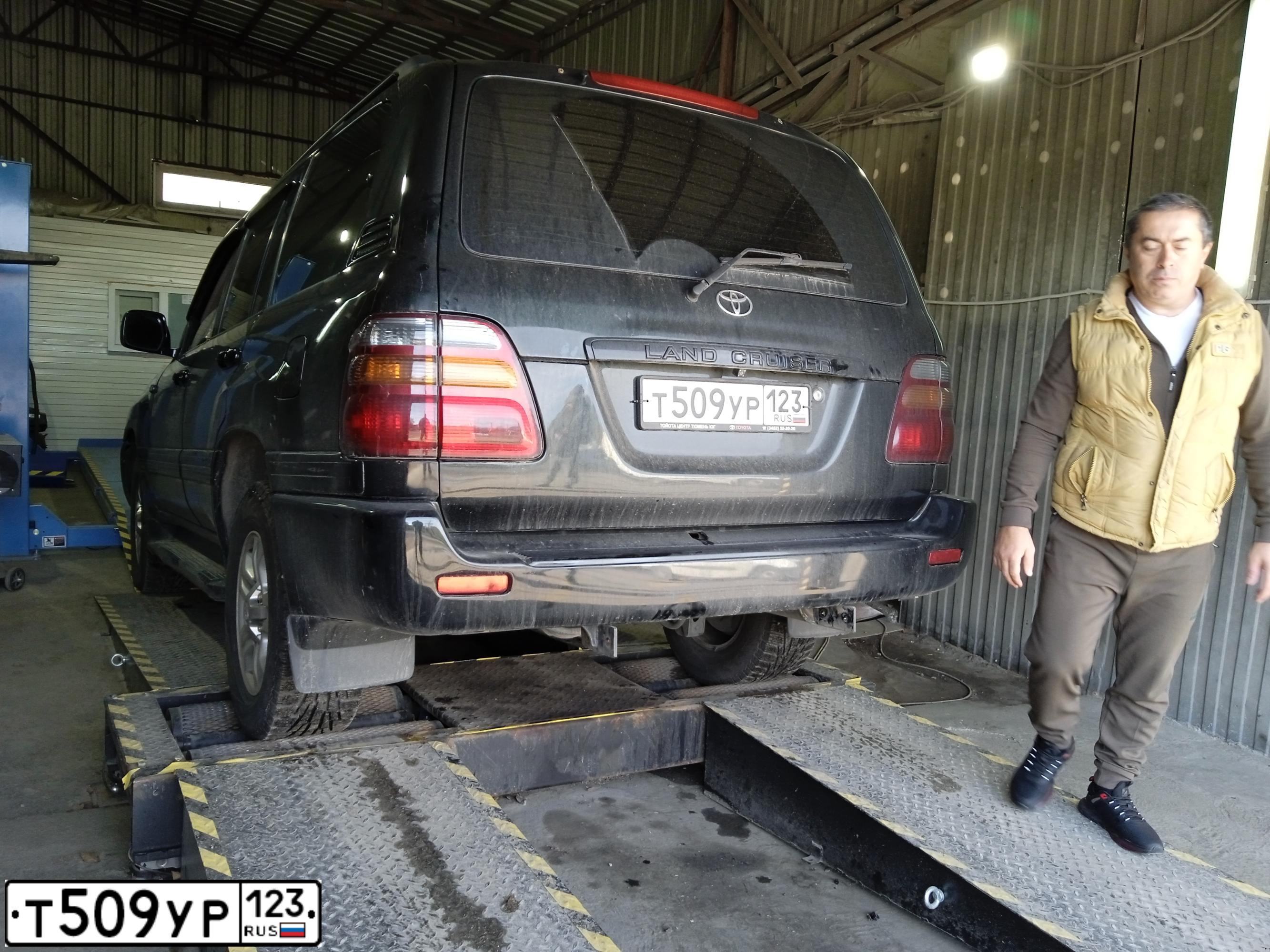 Фото автомобиля TOYOTA LAND CRUISER 100, 1998 — госномер М121КЕ28