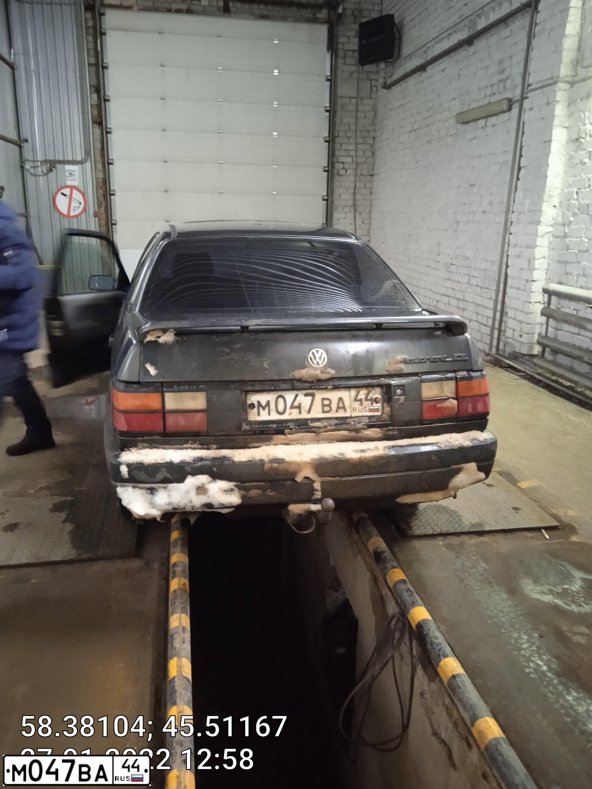 Фото автомобиля VOLKSWAGEN PASSAT, 1988 — госномер О562ТР44. Цвет: ЧЕРНЫЙ