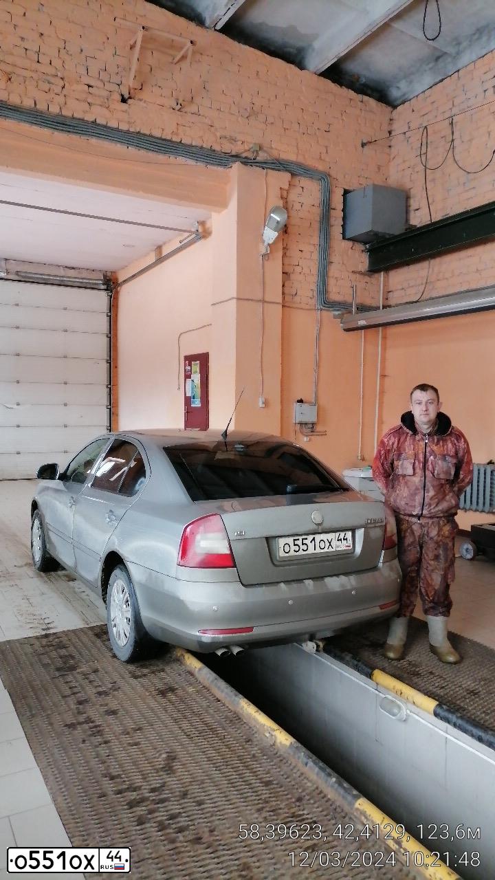 Фото автомобиля ШКОДА ОКТАВИЯ, 2010 — госномер У014КЕ44. Цвет: СЕРЫЙ