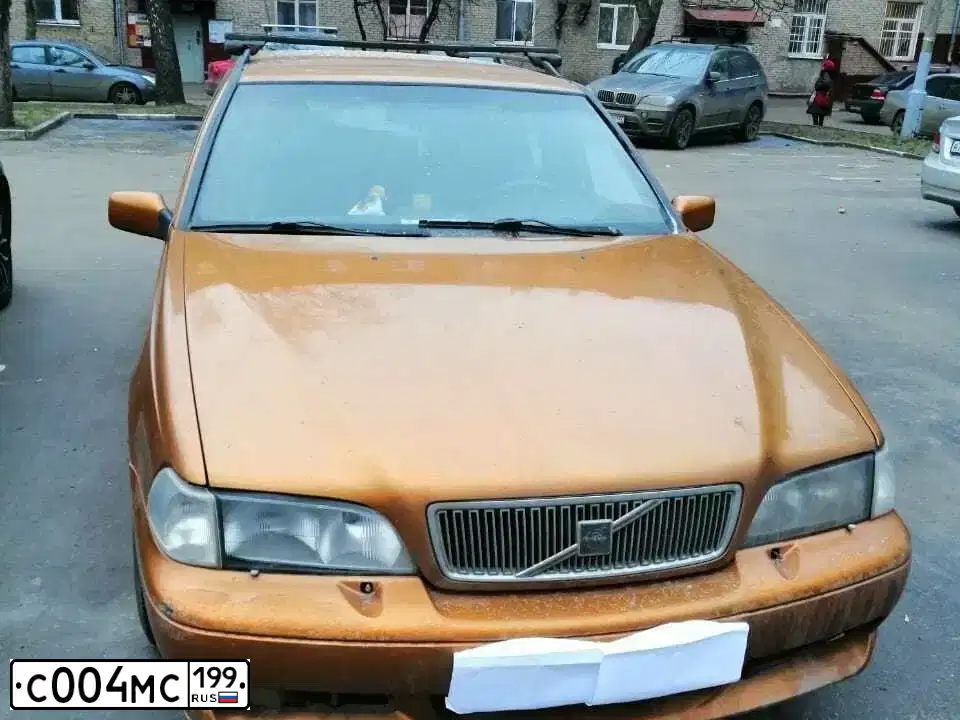 Фото автомобиля VOLVO 850, 1997 — госномер О768АА198. Цвет: ОРАНЖЕВЫЙ