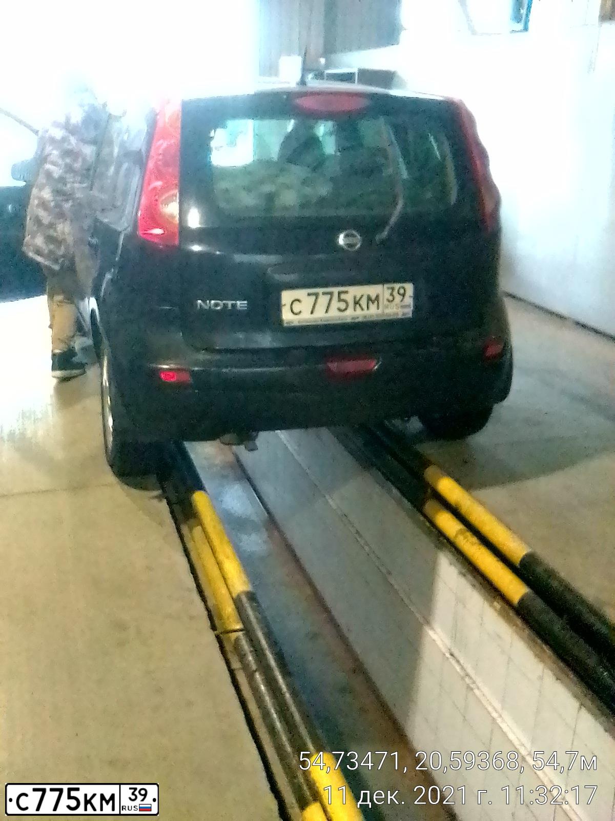 Фото автомобиля NISSAN NOTE, 2008 — госномер С775КМ39. Цвет: ЧЕРНЫЙ