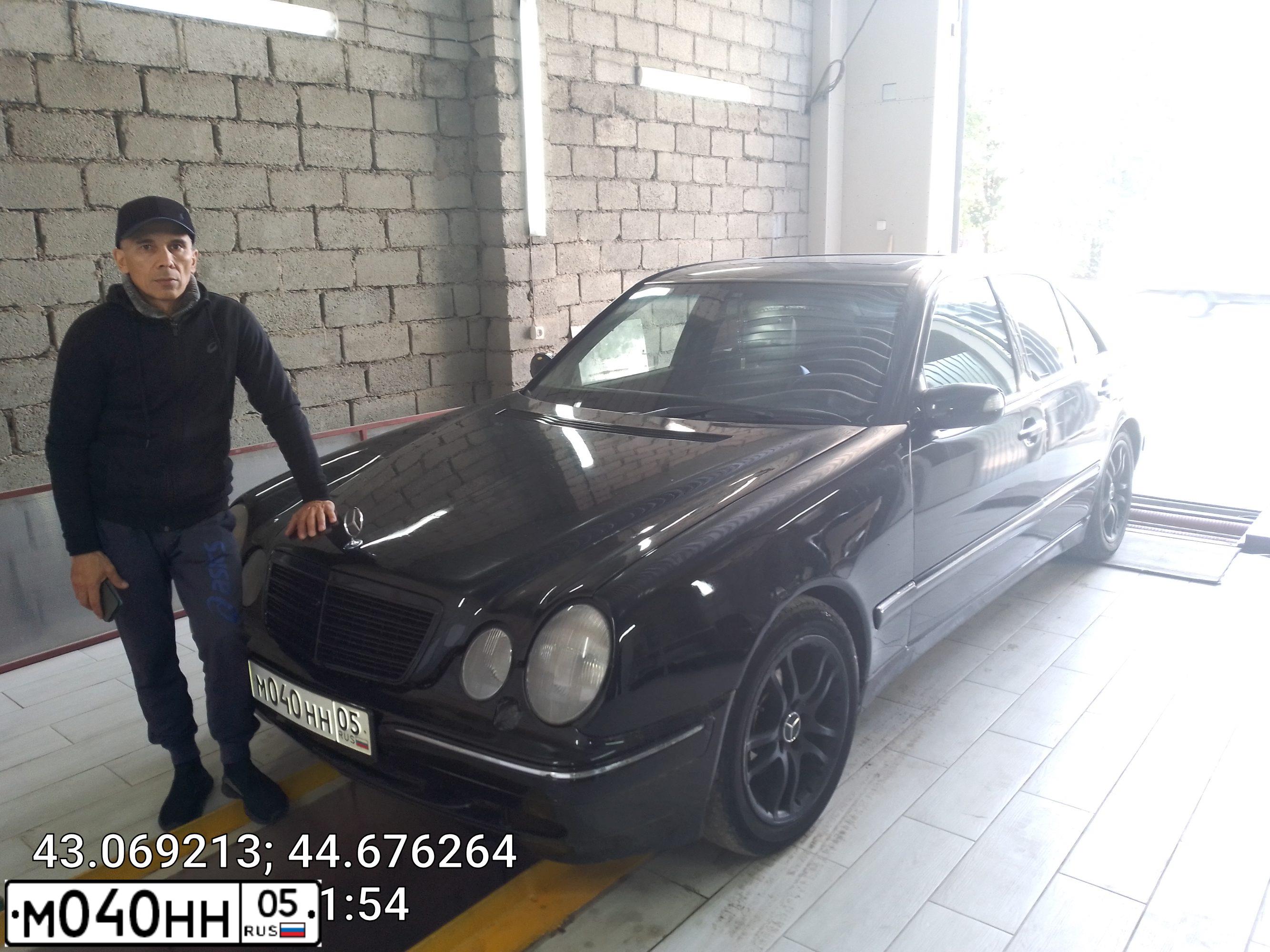 Фото автомобиля MERCEDES E-KLASSE, 2000 — госномер Н468ОС15. Цвет: ЧЕРНЫЙ