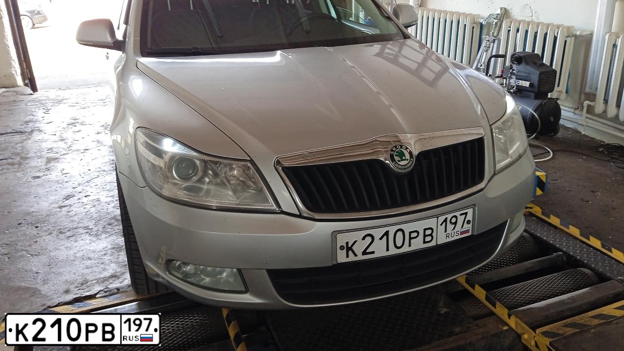Фото автомобиля SKODA OCTAVIA, 2011 — госномер К210РВ197. Цвет: СЕРЫЙ