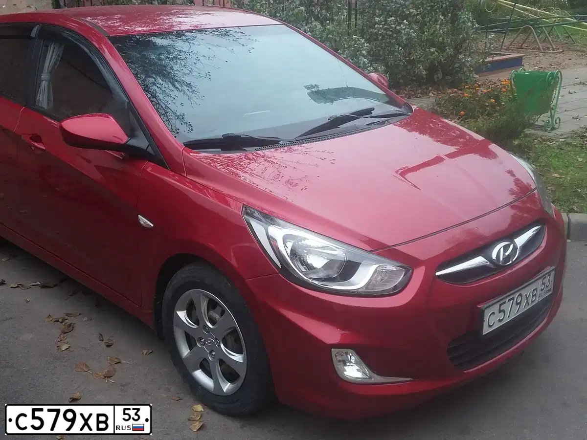 Фото автомобиля HYUNDAI SOLARIS, 2012 — госномер С579ХВ53. Цвет: КРАСНЫЙ ГРАНАТ