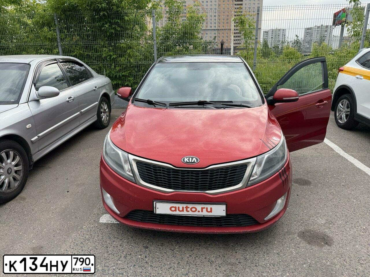 Фото автомобиля KIA RIO, 2013 — госномер Х155РМ797. Цвет: Красный