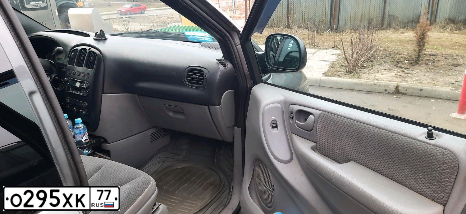 Фото автомобиля CHRYSLER VOYAGER, 2005 — госномер О295ХК77. Цвет: ТЕМНО-СЕРЫЙ