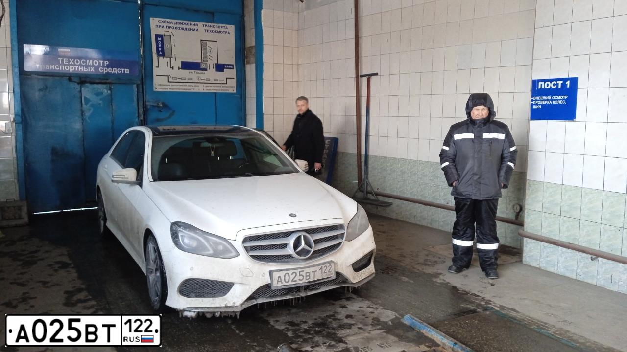 Фото автомобиля MERCEDES E-KLASSE, 2014 — госномер А025ВТ122. Цвет: Белый
