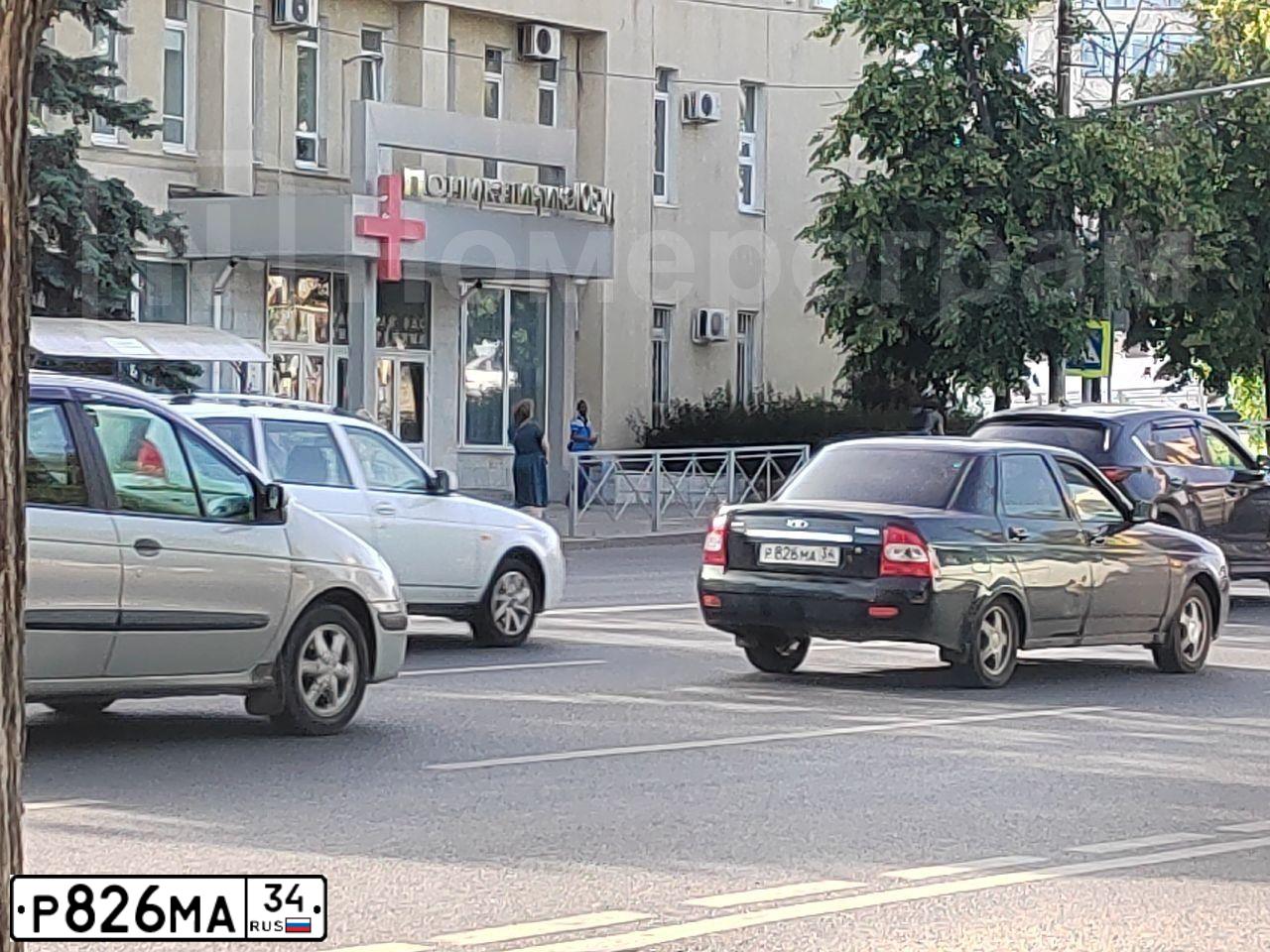 Фото автомобиля LADA 2170 PRIORA, 2011 — госномер Р826МА34. Цвет: Сине-Черный