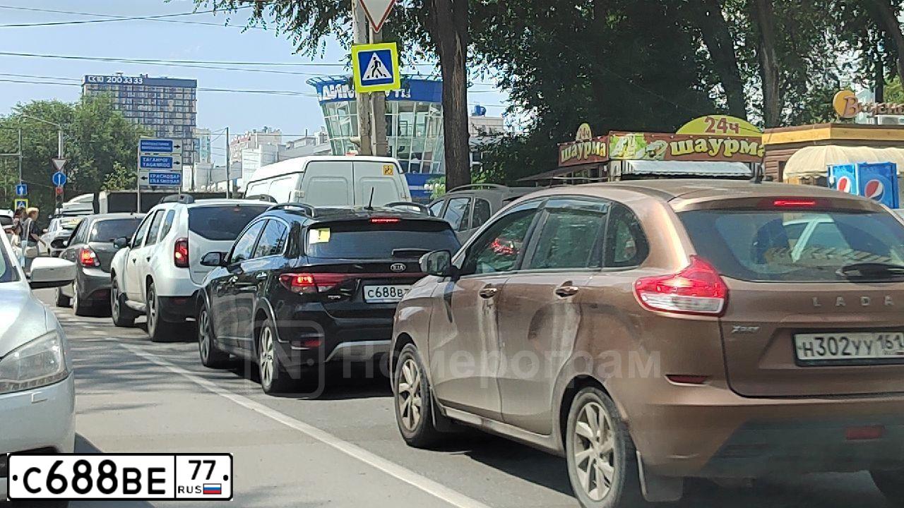 Фото автомобиля MAZDA A 3, 2013 — госномер С688ВЕ77. Цвет: СЕРО-КОРИЧНЕВЫЙ