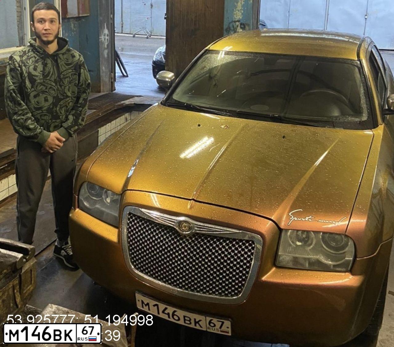 Фото автомобиля CHRYSLER SERIE 300, 2004 — госномер М118ОР13. Цвет: Красно-серебристый