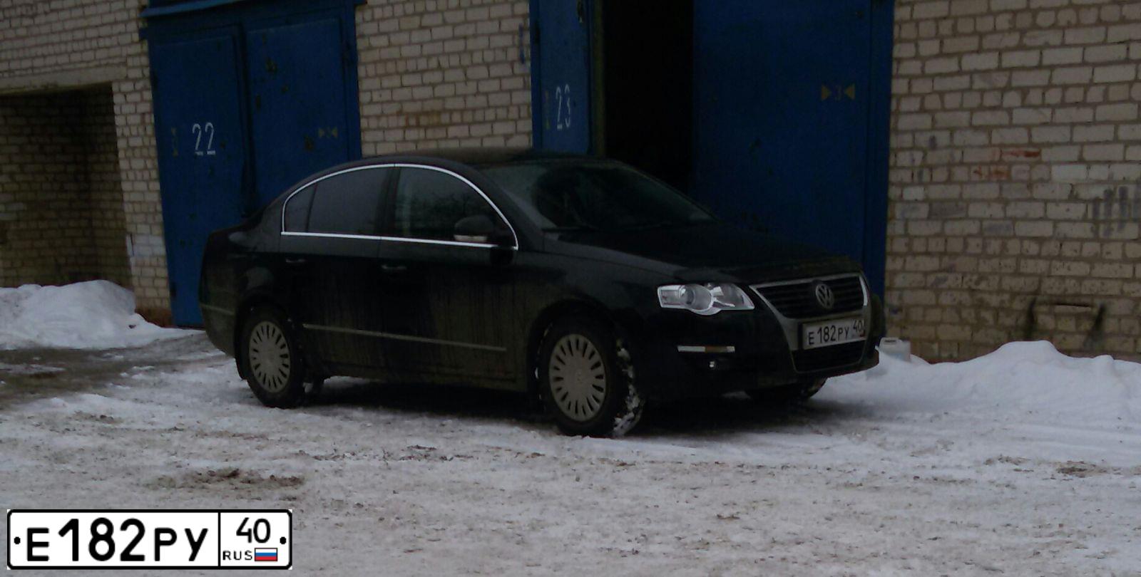 Фото автомобиля VOLKSWAGEN PASSAT, 2006 — госномер Е182РУ40. Цвет: ЧЕРНЫЙ