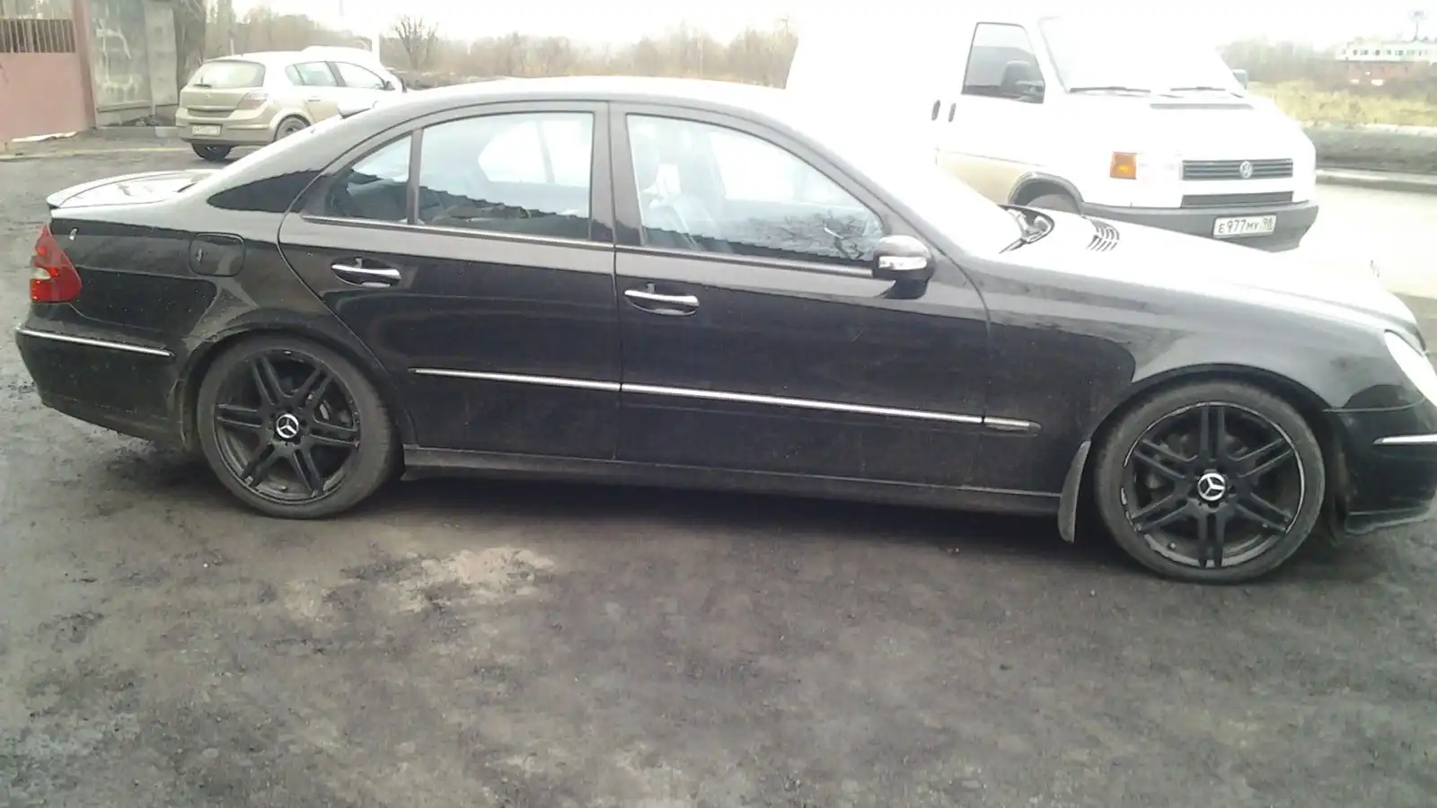 Фото автомобиля MERCEDES E-KLASSE, 2002 — госномер В685УМ69. Цвет: ЧЕРНЫЙ