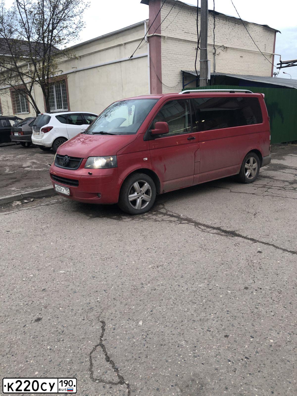 Фото автомобиля VOLKSWAGEN TRANSPORTER, 2008 — госномер К220СХ190. Цвет: КРАСНЫЙ