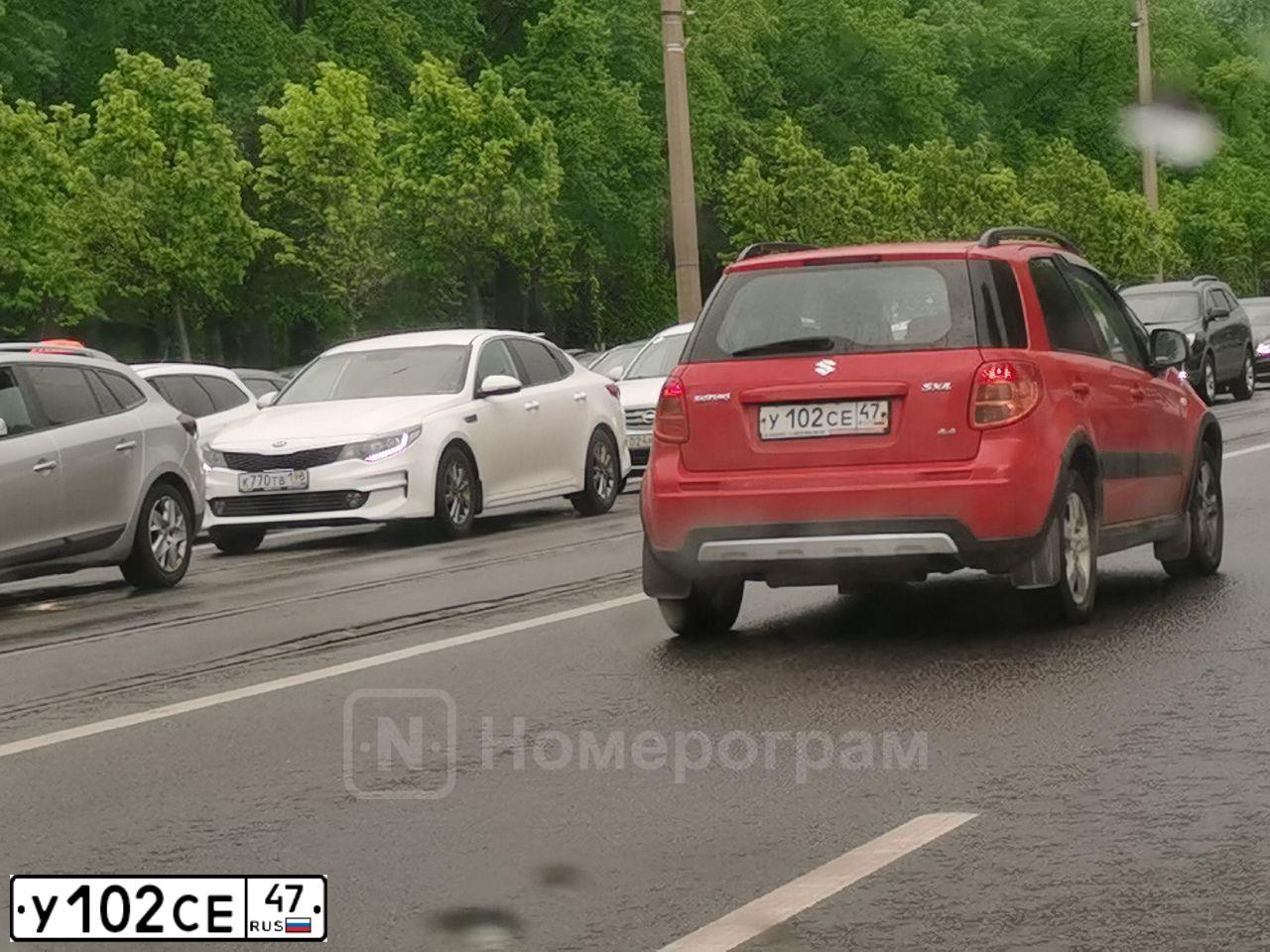 Фото автомобиля SUZUKI SX 4, 2011 — госномер У102СЕ47. Цвет: Красный