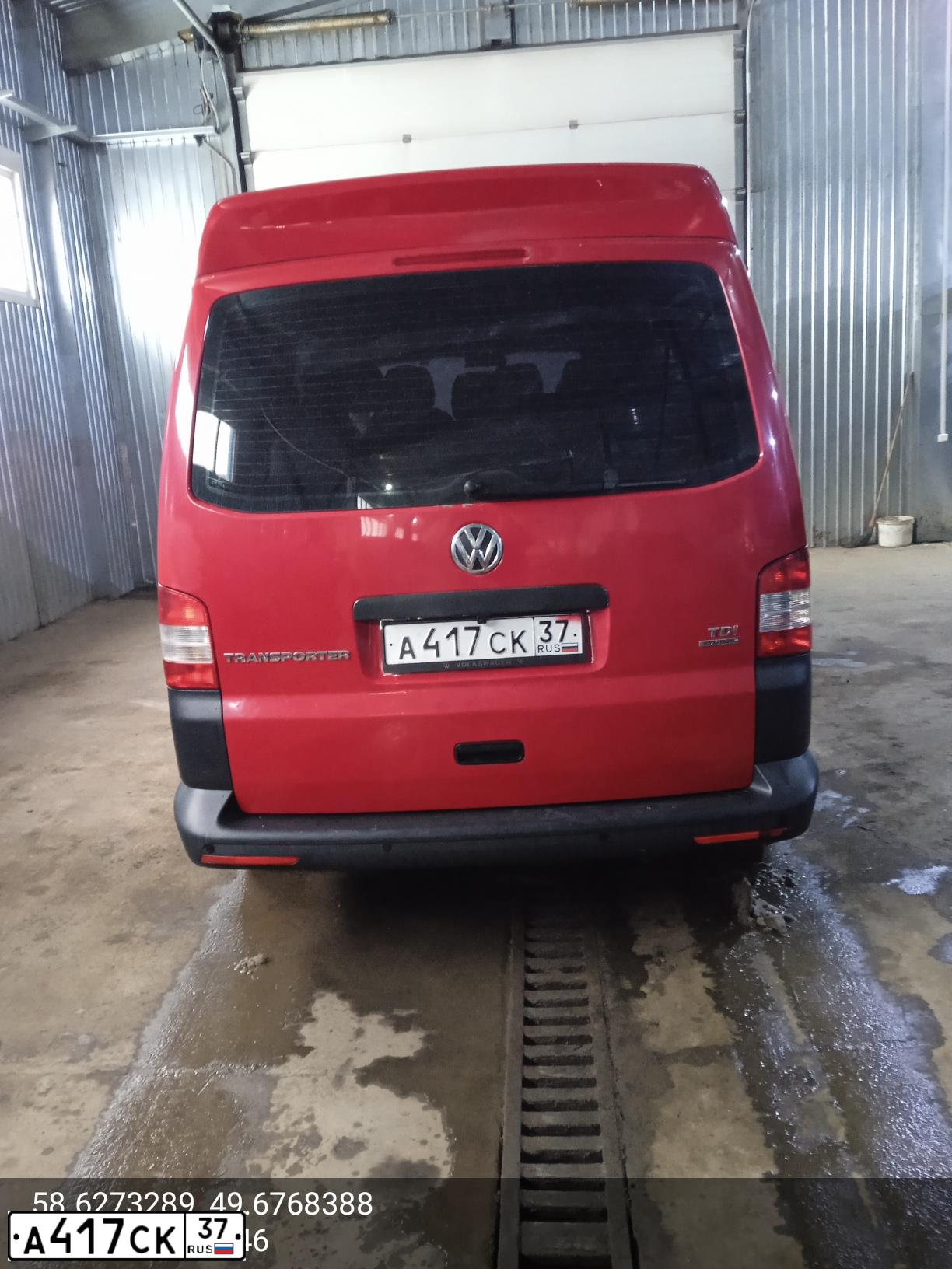 Фото автомобиля VOLKSWAGEN TRANSPORTER, 2013 — госномер В693ХО43. Цвет: Красный