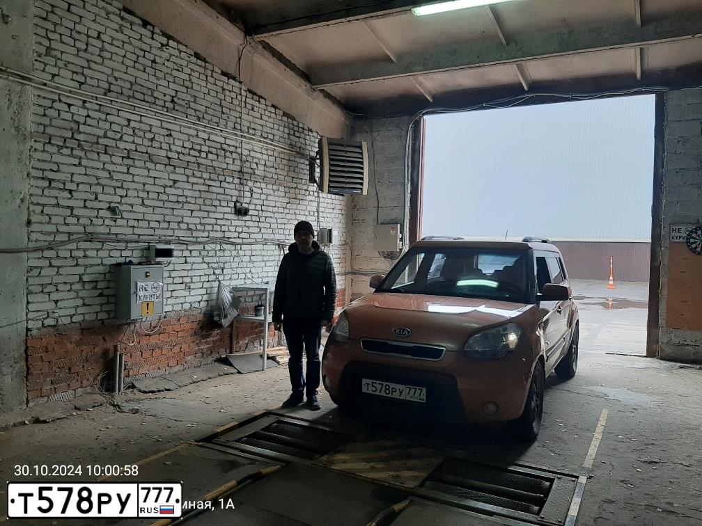 Фото автомобиля KIA SOUL, 2011 — госномер В132УР790. Цвет: ОРАНЖЕВЫЙ