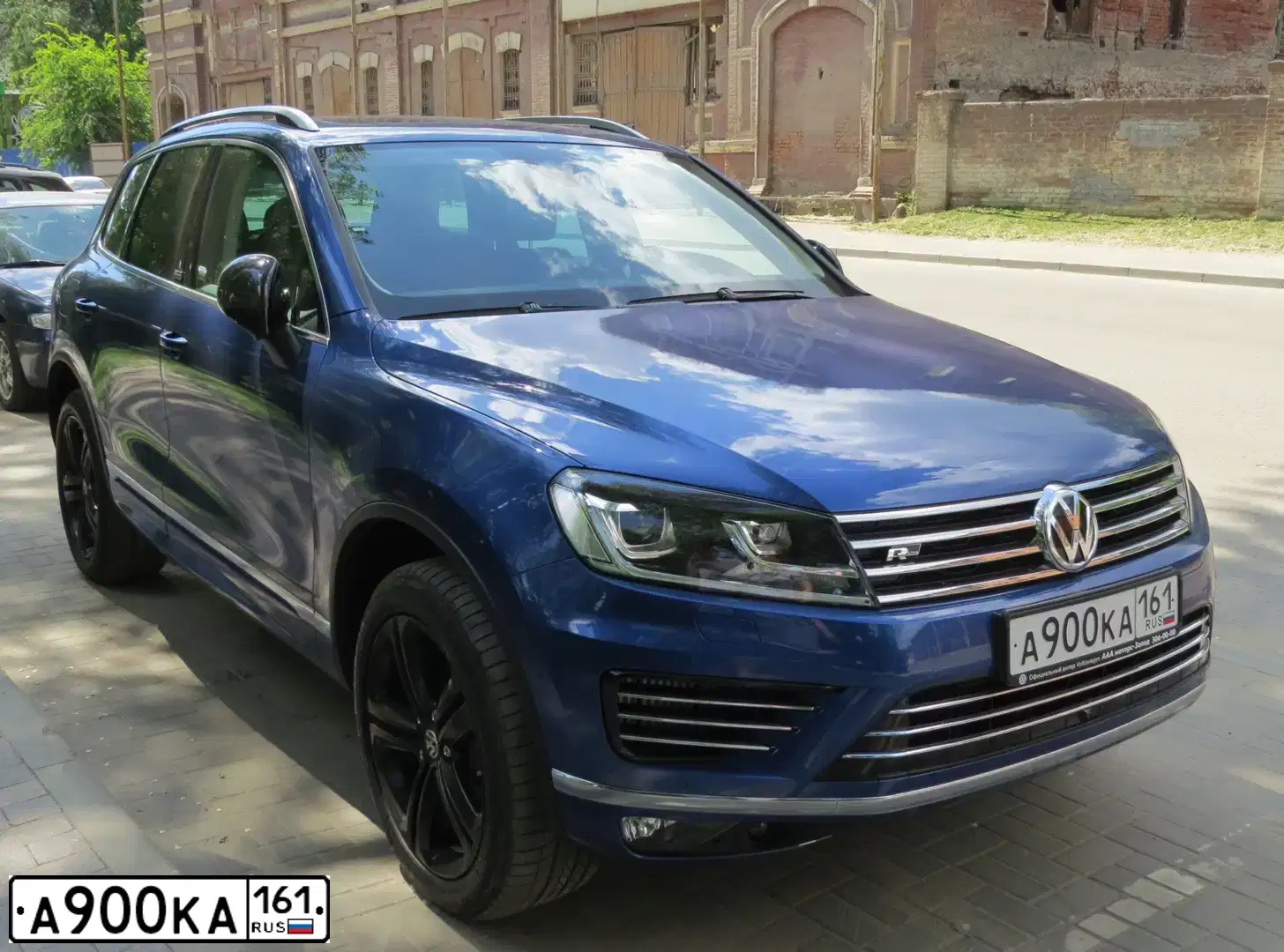 Фото автомобиля ФОЛЬКСВАГЕН ТИГУАН, 2019 — госномер В621НТ761. Цвет: ЯРКО-СИНИЙ