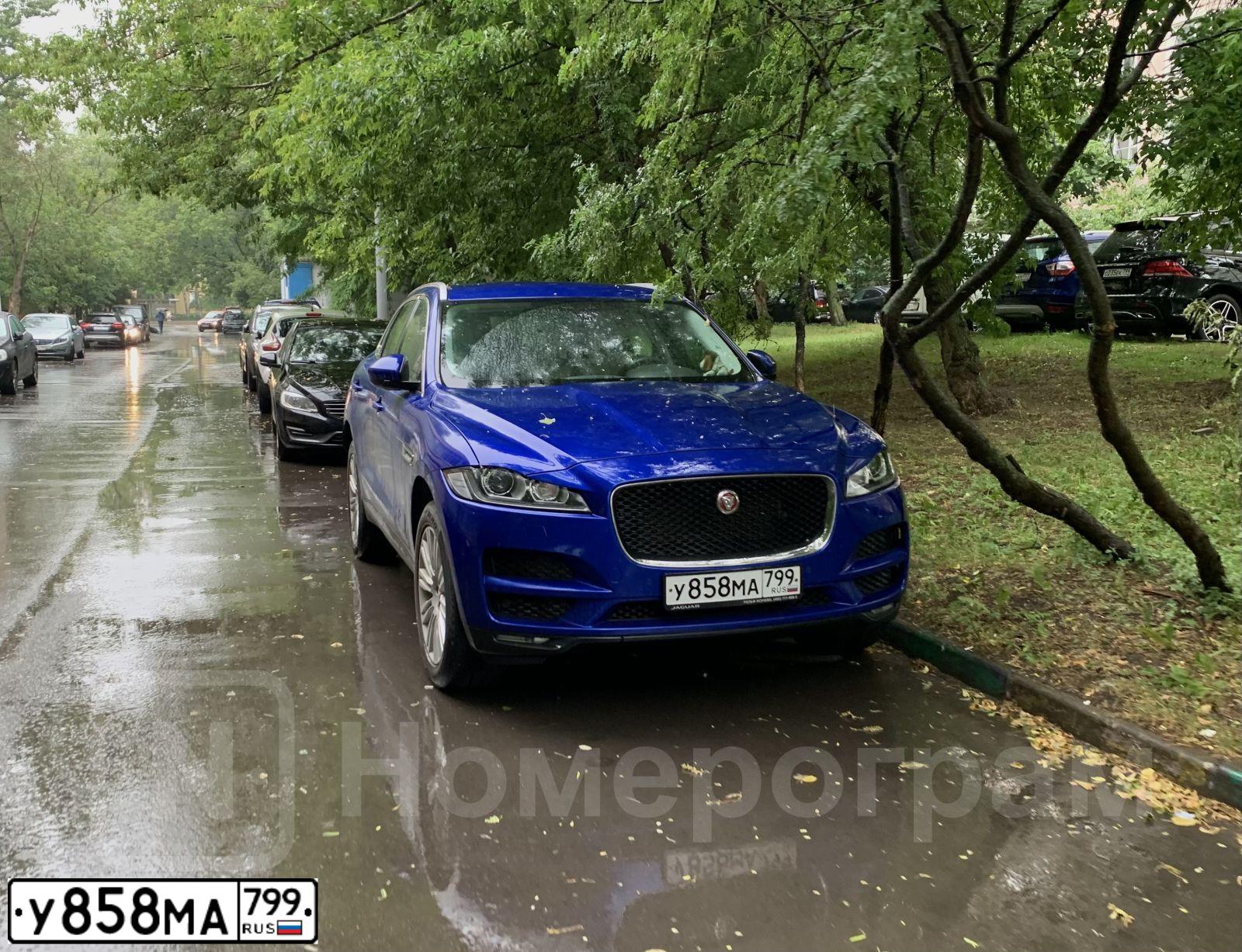 Фото автомобиля JAGUAR F-PACE, 2018 — госномер У858МА799. Цвет: СИНИЙ