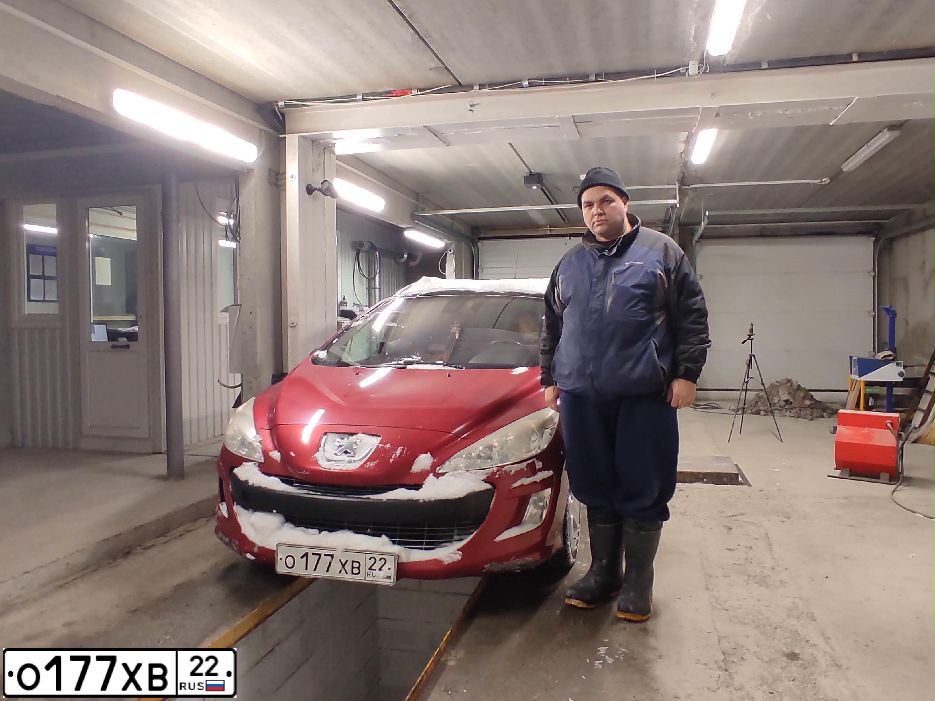 Фото автомобиля PEUGEOT 308, 2009 — госномер Т319ТТ190. Цвет: Красный