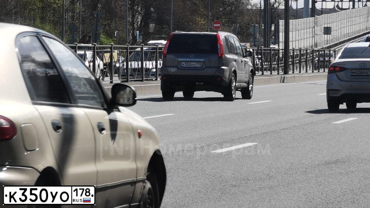 Фото автомобиля NISSAN X-TRAIL, 2011 — госномер К350УО178. Цвет: СЕРЫЙ