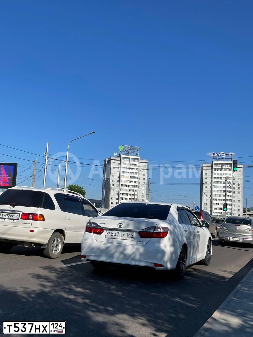 Фото автомобиля TOYOTA CAMRY, 2018 — госномер Т537НХ124. Цвет: БЕЛЫЙ