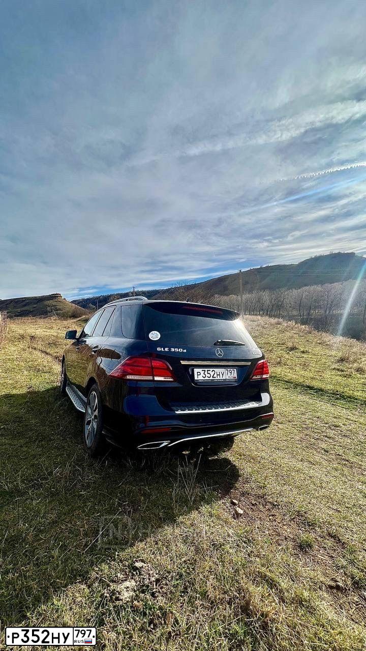 Фото автомобиля MERCEDES GLE-KLASSE, 2016 — госномер Р352НУ797. Цвет: синий