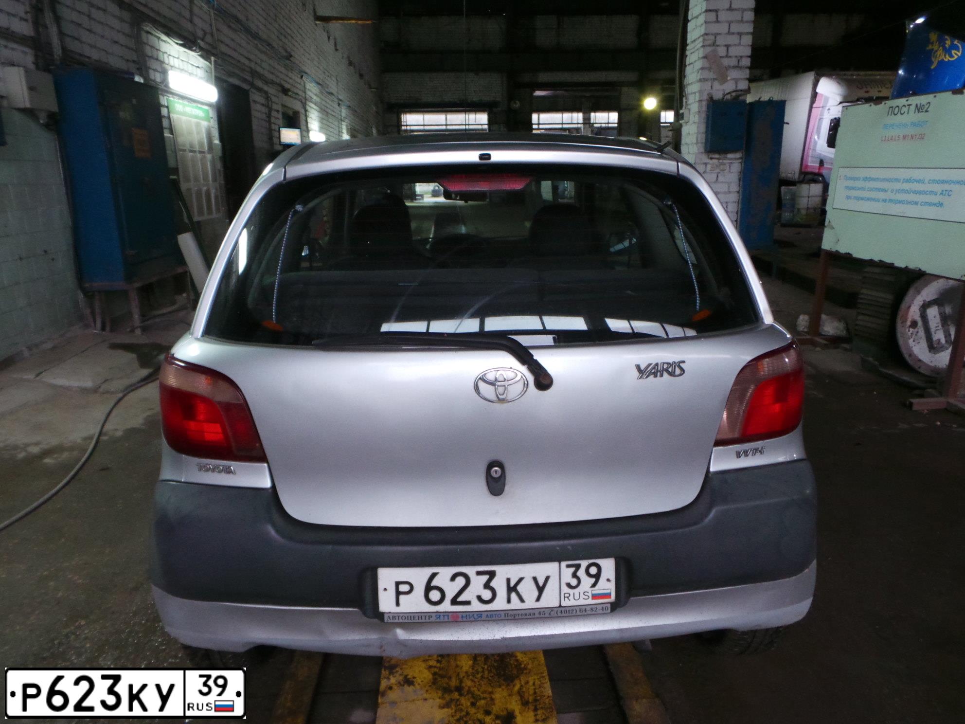 Фото автомобиля TOYOTA YARIS, 2002 — госномер Р623КУ39. Цвет: серебристый