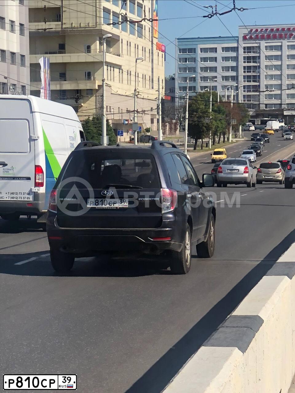 Фото автомобиля SUBARU FORESTER, 2008 — госномер Р810СР39. Цвет: СЕРЫЙ