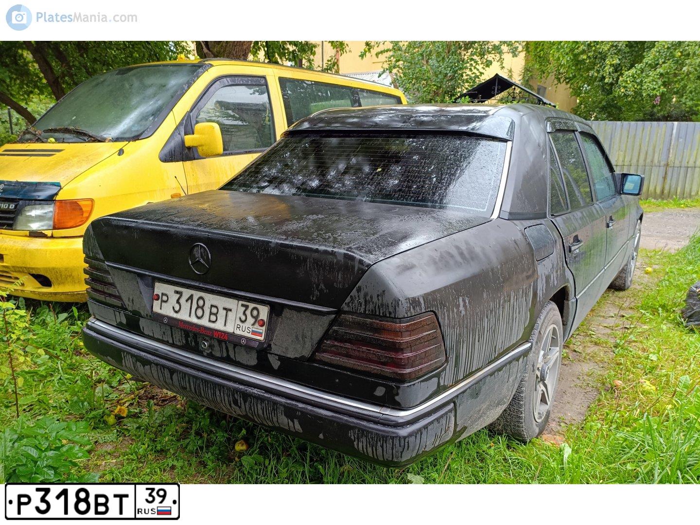 Фото автомобиля MERCEDES E-KLASSE, 1990 — госномер Р318ВТ39. Цвет: ЧЕРНЫЙ