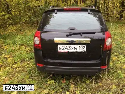 Фото автомобиля CHEVROLET CAPTIVA, 2008 — госномер Е243ХМ102. Цвет: ЧЕРНЫЙ