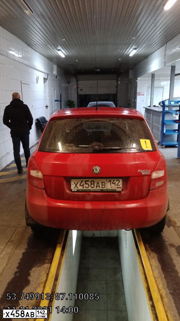 Фото автомобиля SKODA FABIA, 2011 — госномер Х458АВ142. Цвет: Красный