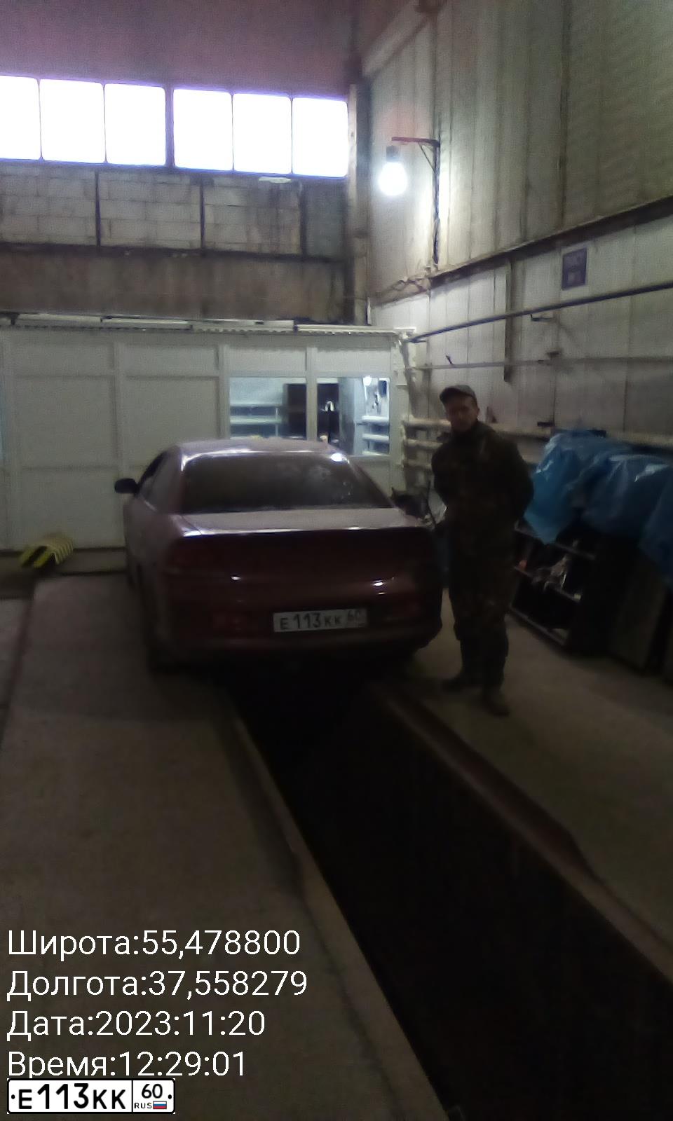 Фото автомобиля CHRYSLER SEBRING, 2001 — госномер Е113КК60. Цвет: ВИШНЕВЫЙ