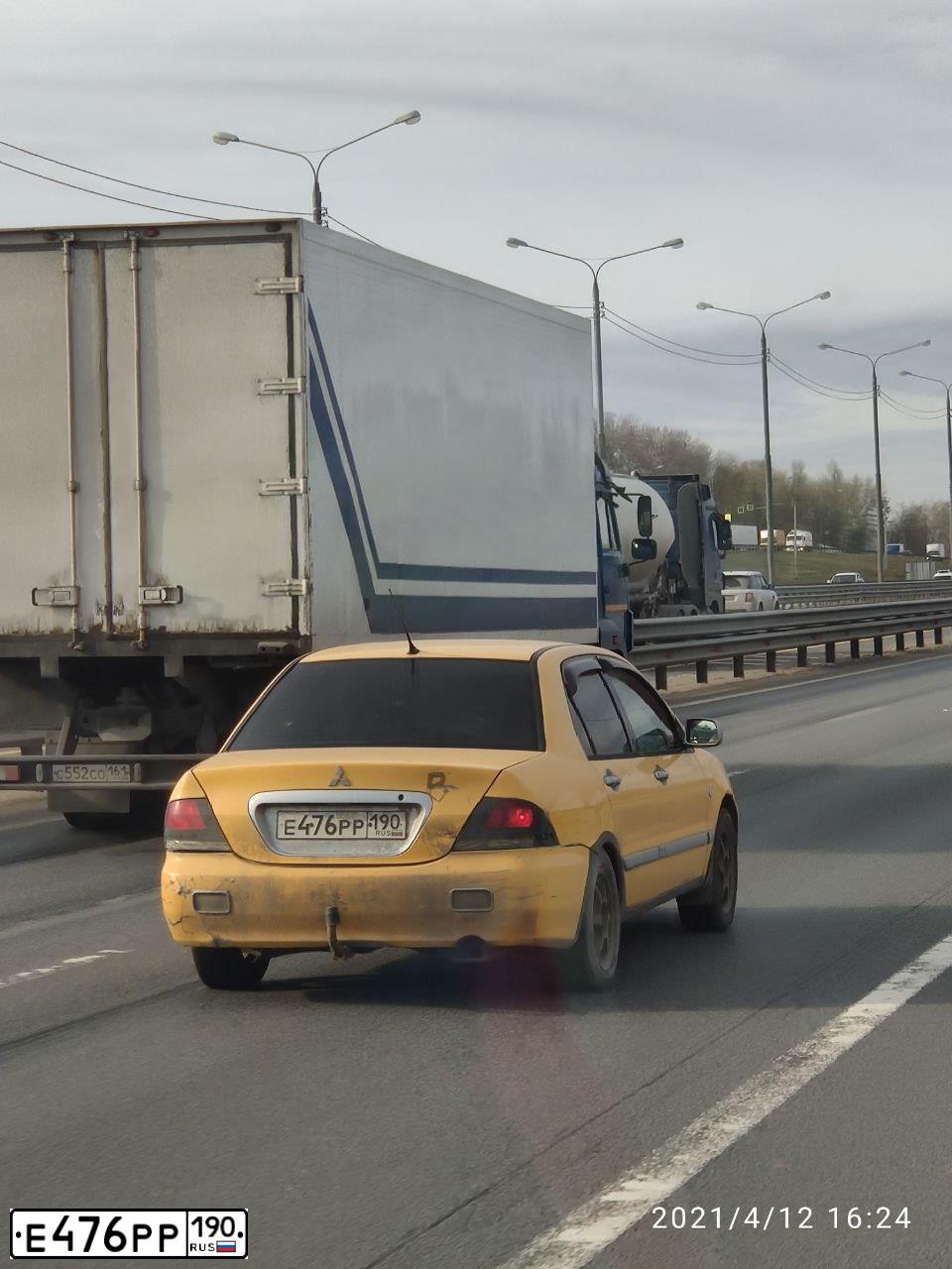 Фото автомобиля MITSUBISHI LANCER, 2004 — госномер Е476РР190. Цвет: ЖЕЛТЫЙ