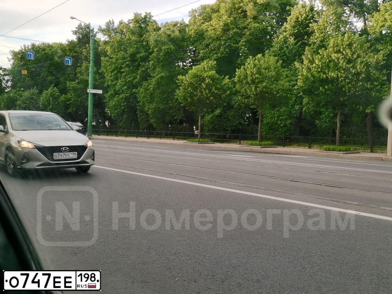 Фото автомобиля HYUNDAI SOLARIS, 2020 — госномер О747ЕЕ198. Цвет: БЕЖЕВЫЙ