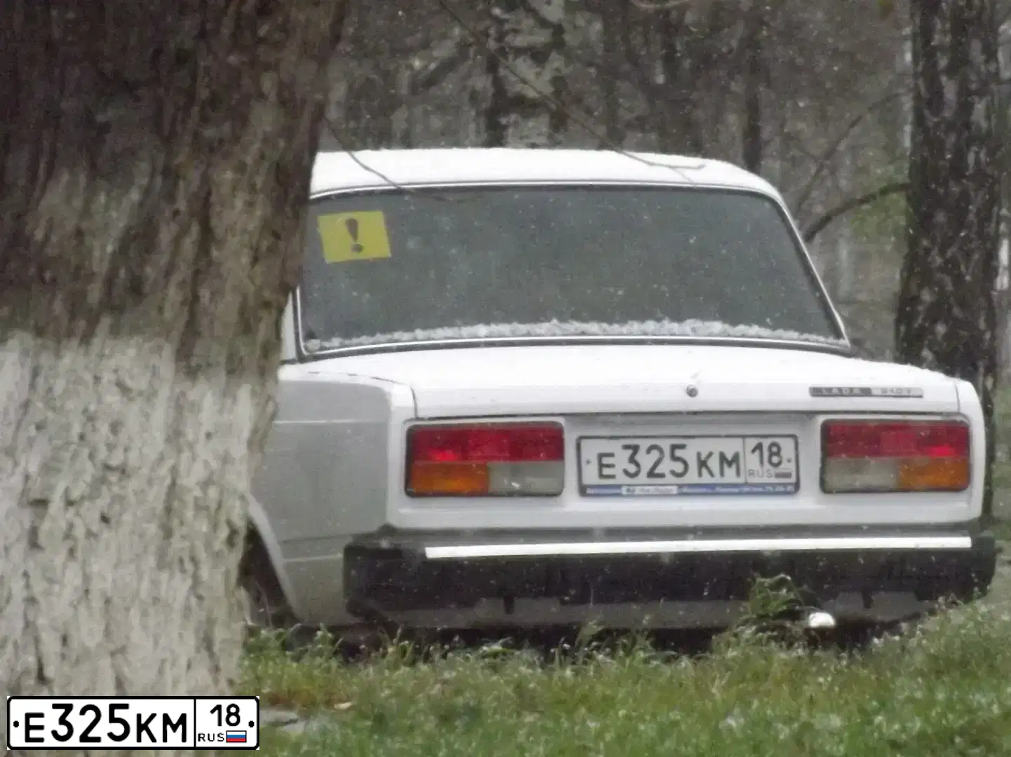 Фото автомобиля LADA 2107, 2006 — госномер Е325КМ18. Цвет: ЯРКО-БЕЛЫЙ