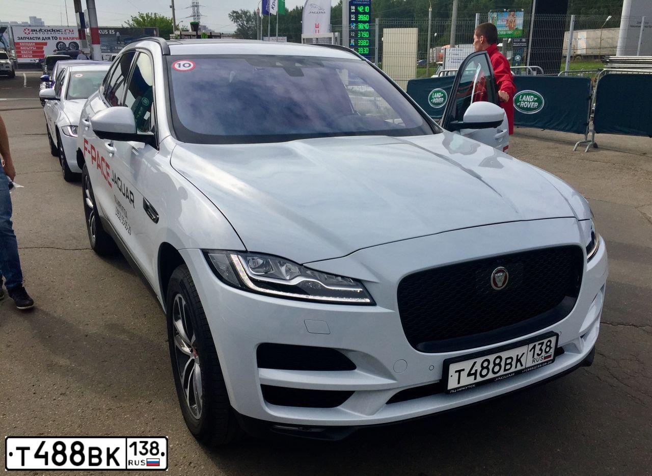 Фото автомобиля JAGUAR F-PACE, 2016 — госномер М229РН154. Цвет: БЕЛЫЙ