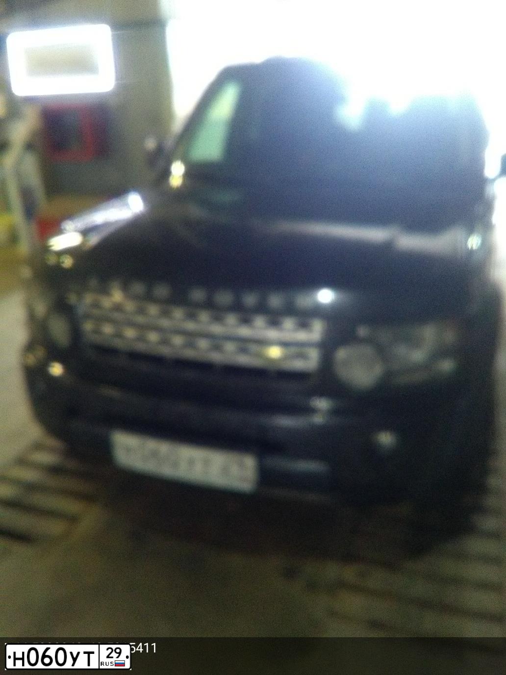 Фото автомобиля LANDROVER DISCOVERY, 2010 — госномер Н060УТ29. Цвет: ЧЕРНЫЙ