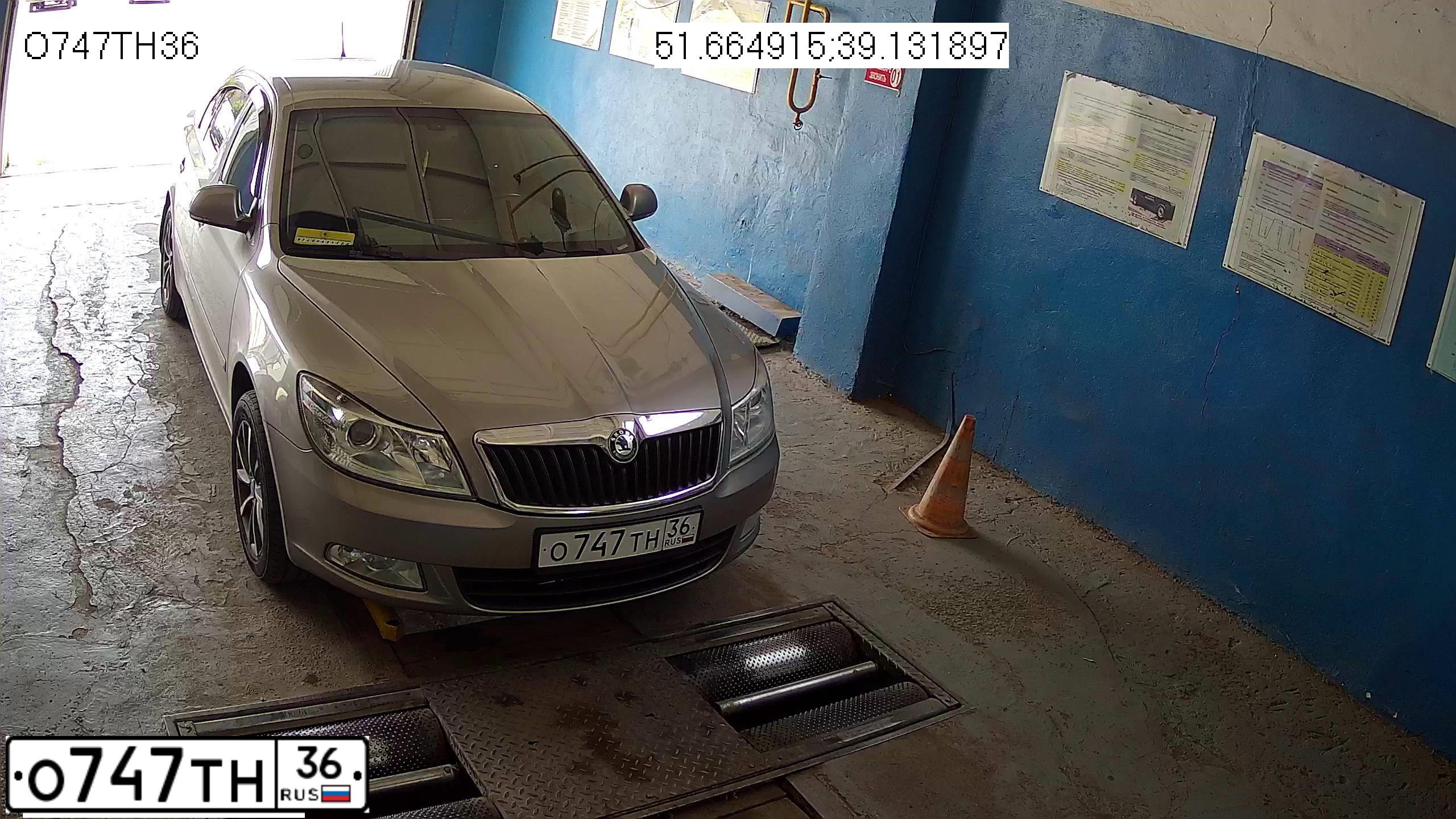Фото автомобиля SKODA OCTAVIA, 2011 — госномер О747ТН36. Цвет: СЕРЫЙ