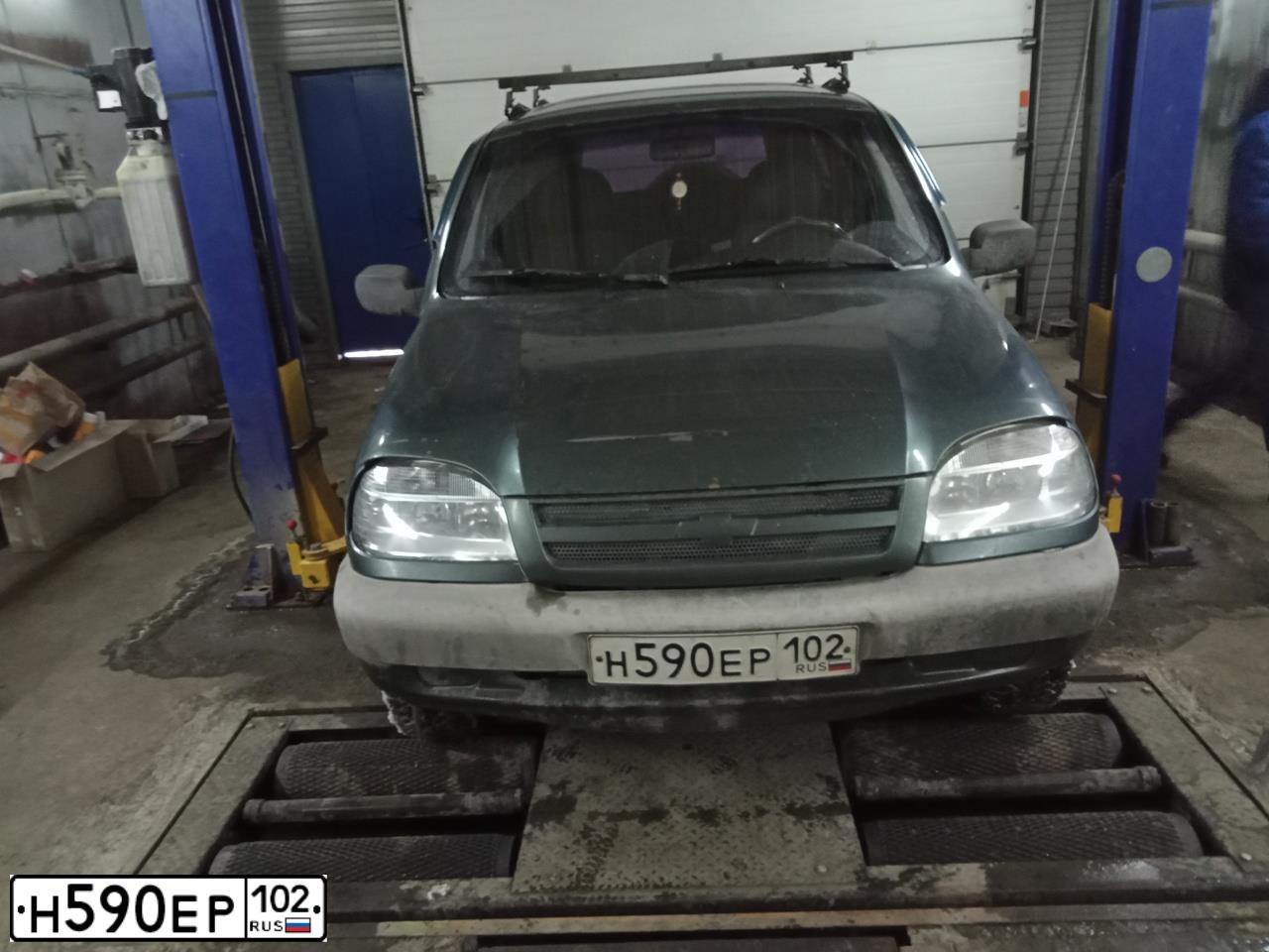 Фото автомобиля CHEVROLET NIVA, 2008 — госномер Н590ЕР102. Цвет: темный серо-зеленый металлик