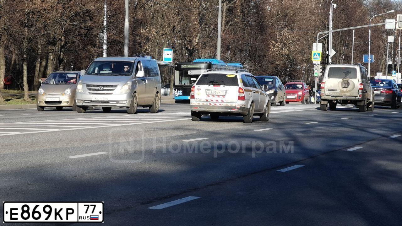 Фото автомобиля GAZ 3102 WOLGA, 1995 — госномер Е869КР77. Цвет: СЕРЫЙ