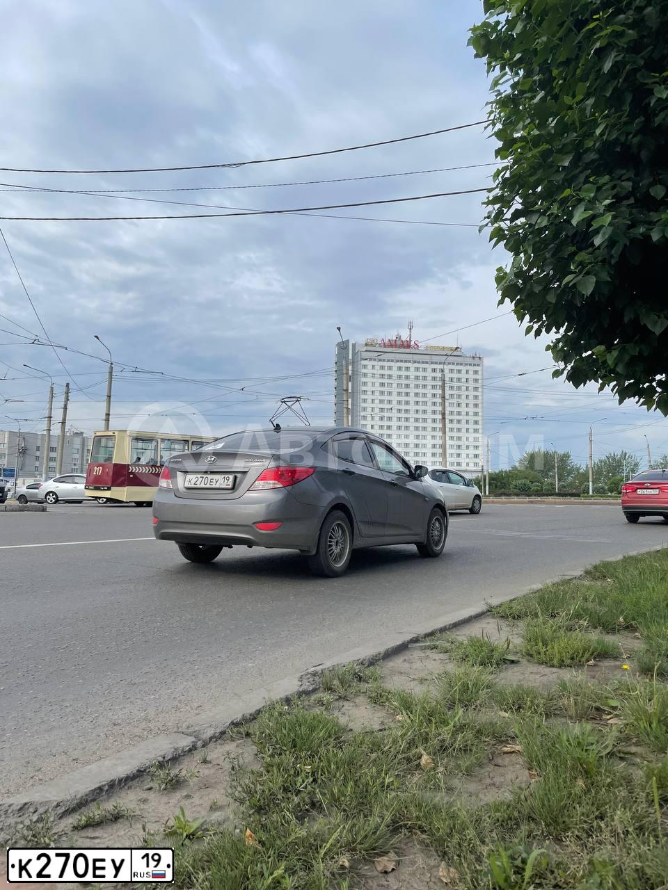 Фото автомобиля HYUNDAI SOLARIS, 2011 — госномер Р568СХ124. Цвет: ЧЕРНО-СЕРЫЙ