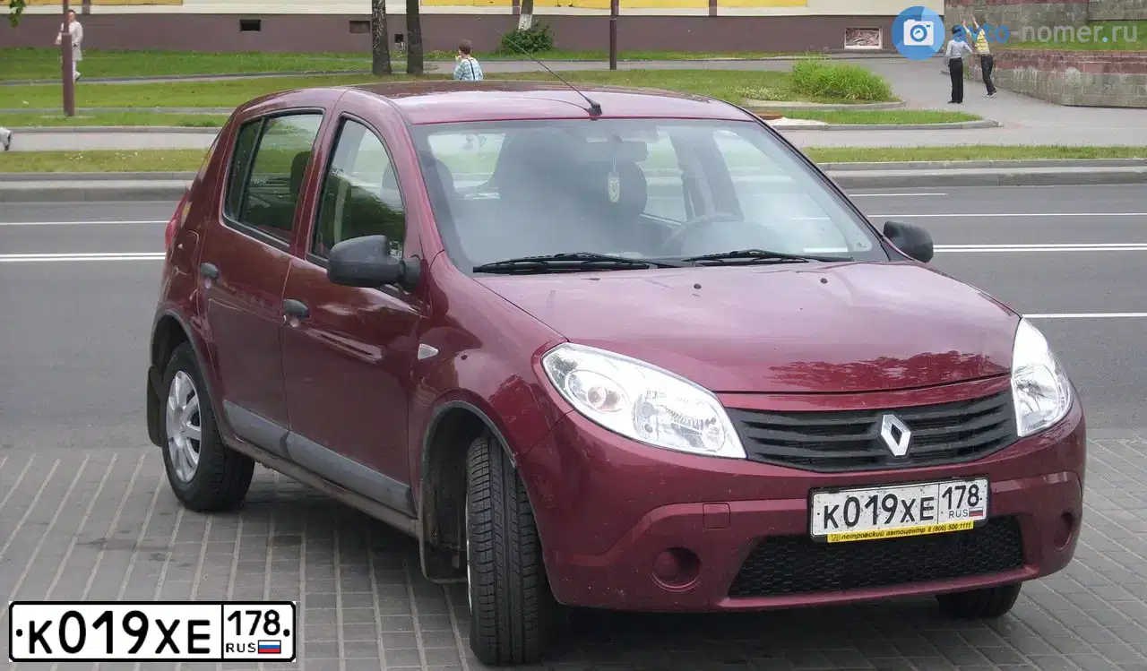 Фото автомобиля RENAULT SANDERO, 2011 — госномер С873МН198. Цвет: Красный