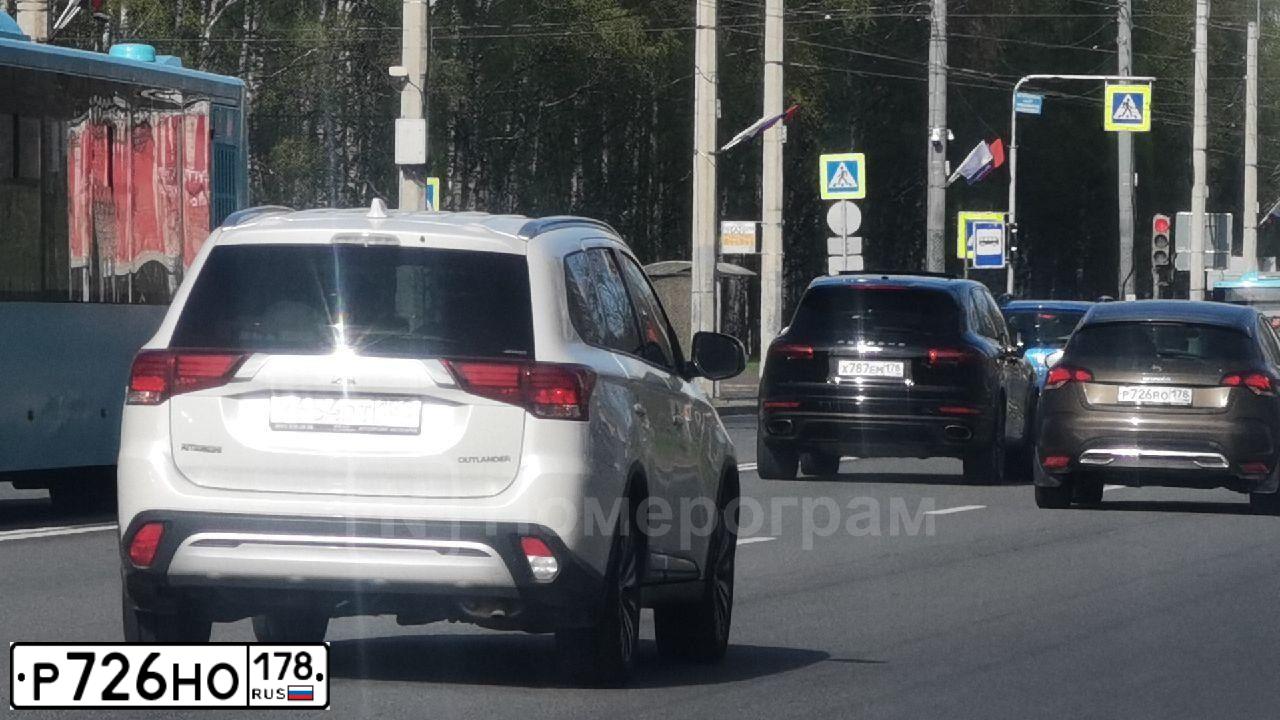 Фото автомобиля FORD FOCUS, 2014 — госномер Т879ОМ198. Цвет: СЕРО-КОРИЧНЕВЫЙ