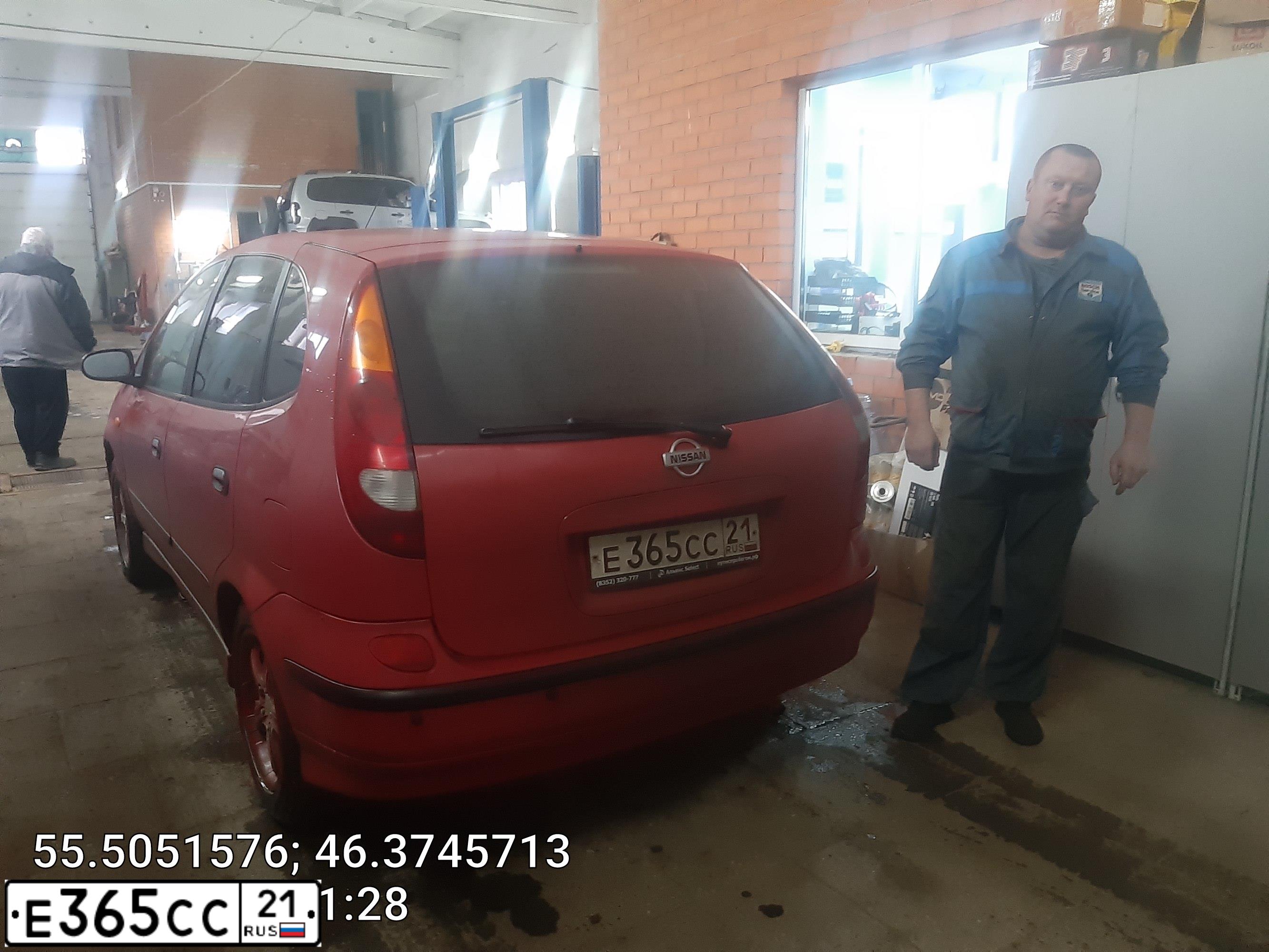 Фото автомобиля NISSAN ALMERA TINO, 2002 — госномер Е365СС21. Цвет: Красный